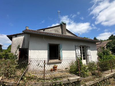 French property for sale in Saint-Estèphe, Dordogne - €66,600 - photo 1