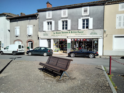 Commerce à vendre à Chabanais, Charente, Poitou-Charentes, avec Leggett Immobilier