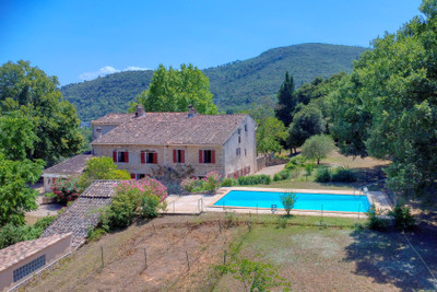 Magnificent character property in the heart of vineyards with breathtaking views, 30' from Aix-en-Provence