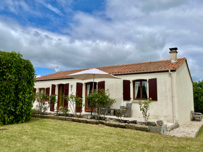 Maison à vendre à Aigre, Charente, Poitou-Charentes, avec Leggett Immobilier