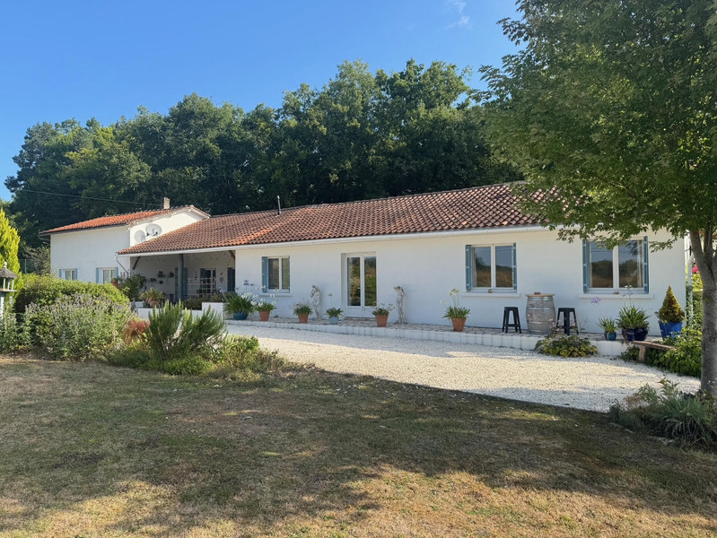 French property for sale in Édon, Charente - €373,800 - photo 0