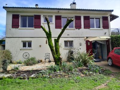 Maison à vendre à Saint-Pierre-d'Exideuil, Vienne, Poitou-Charentes, avec Leggett Immobilier