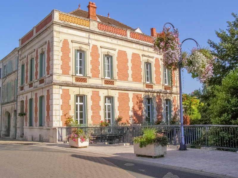 House in Pons CharenteMaritime Beautifully renovated river fronted