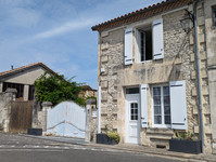 Maison à vendre à Salles-Lavalette, Charente - 246.000 € - photo 2