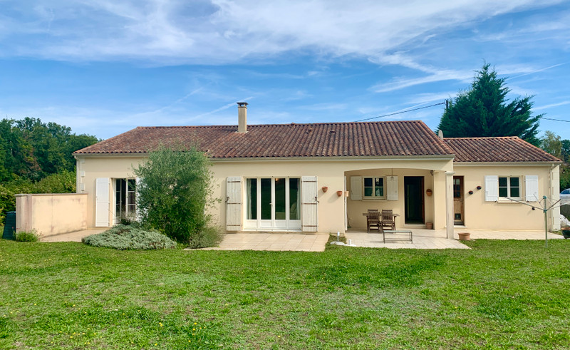 Maison à vendre à Clam, Charente-Maritime - 241 500 € - photo 1