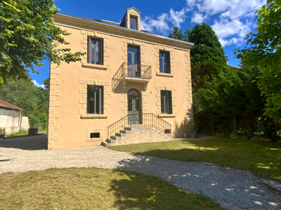 Impressive fully renovated to a spectacular standard Maison de Maître in the heart of Montignac Lascaux.