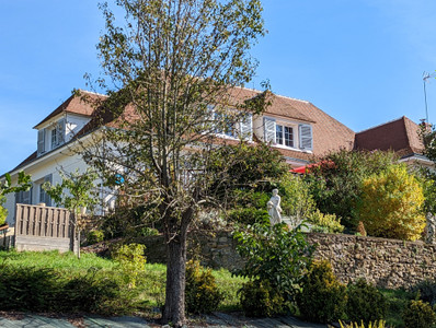 Une maison magnifique et spacieuse dans un village historique.