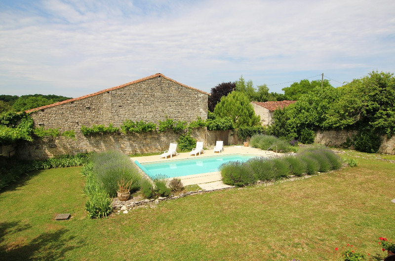 French property for sale in Fontaine-Chalendray, Charente-Maritime - €318,000 - photo 2