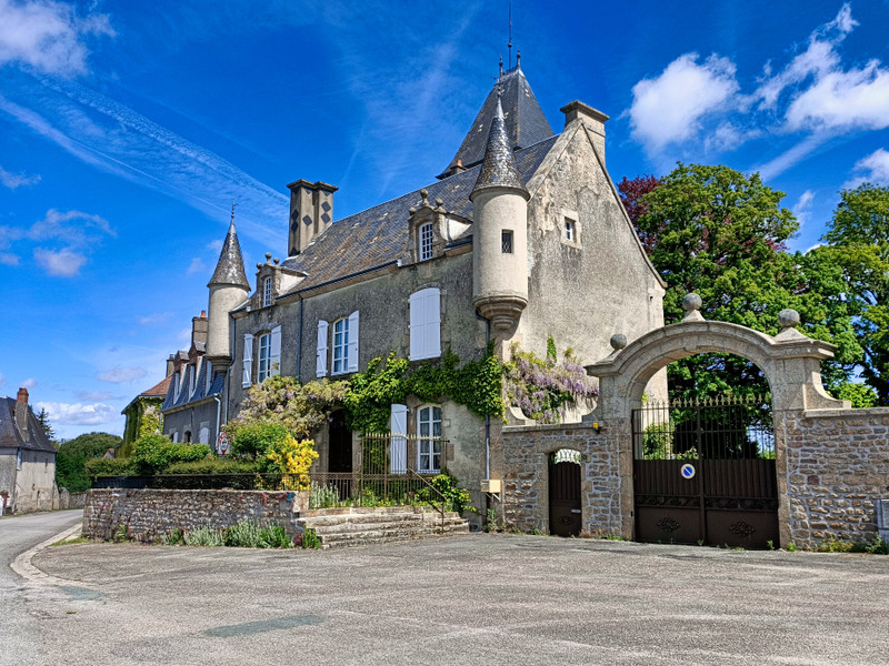 Chateau A Vendre En Limousin Haute Vienne Les Grands Chezeaux Votre Propre Petit Chateau A La Campagne Ref A