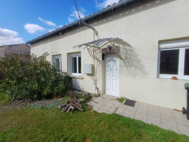 Maison à vendre à Charmé, Charente - 107.000 € - photo 1