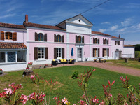Maison à vendre à Saint-Jean-d'Angély, Charente-Maritime - 328.600 € - photo 1
