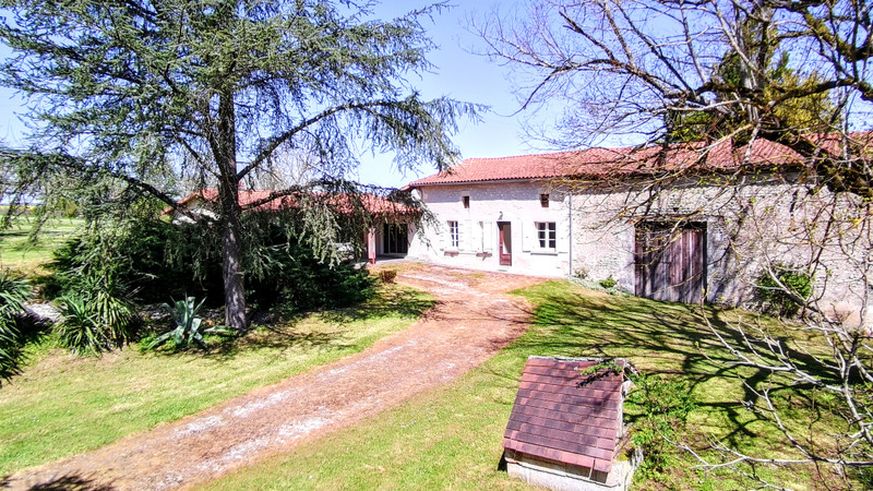 Maison à vendre à Yviers, Charente - 145.000 € - photo 1