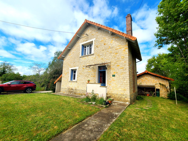 Maison à vendre à Chassiecq, Charente - 100 900 € - photo 1