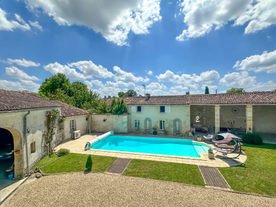 Private manor house-5 bedrooms & 3 bathrooms, Heated swimming pool , Maison d'amis , Dependences.  10km Cognac