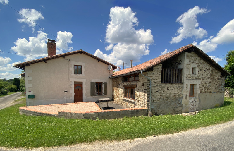 Maison à vendre à Le Lindois, Charente - 139.999 € - photo 1