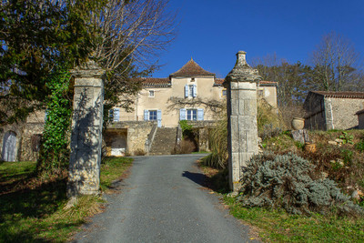 Elegant Château & Gatekeeper’s Cottage in Puy-l’Évêque – A Historic Gem in the Lot Valley