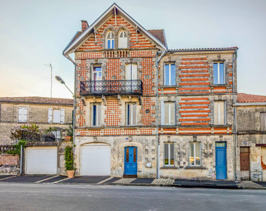 Maison à vendre à Barbezieux-Saint-Hilaire, Charente, Poitou-Charentes, avec Leggett Immobilier