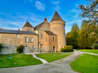En sud Val de Loire, château rénové tout confort ayant conservé des éléments anciens dans un grand parc boisé