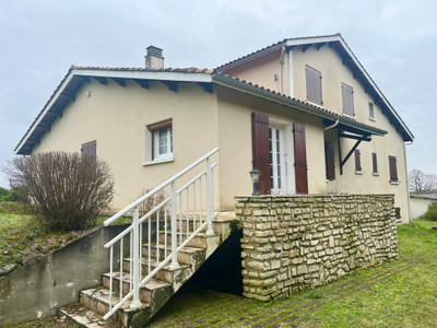 Maison à vendre à Juillac-le-Coq, Charente, Poitou-Charentes, avec Leggett Immobilier