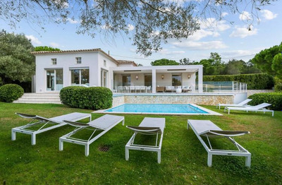 Ramatuelle, à 5 mn à pieds des célèbres plages de Pampelonne et à 8 mn en voiture du centre du village de Saint-Tropez