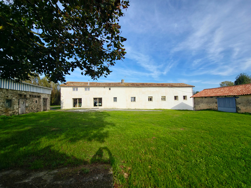 Maison à vendre à Pamplie, Deux-Sèvres - 477.000 € - photo 1