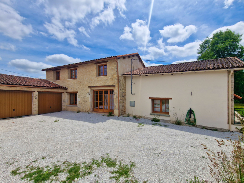 Maison à vendre à Saint-Claud, Charente - 220.000 € - photo 1