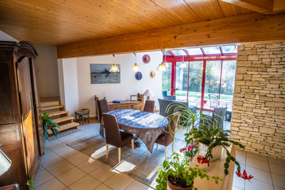 Architect-designed four-bedroom, three bathroom contemporary villa in a rural setting close to Périgueux.