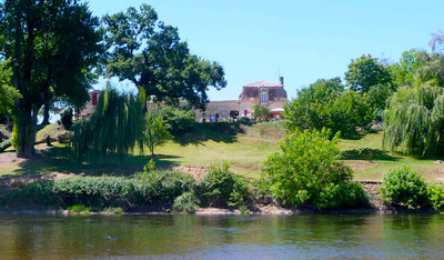 Maison d’hôtes de luxe, emplacement au bord de la rivière avec parc impeccable. Une vraie tranche de paradis !