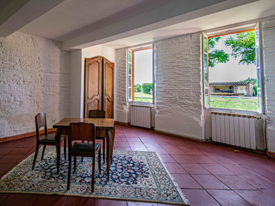 Renovated former Toulouse farmhouse, 295 m² of living space, 8,500 m² of land, swimming pool. 30 km south of T