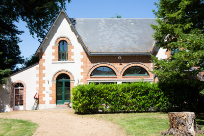 Guest house dating from 1818
Nearly 1 hectare of parkland 
Caretaker's cottage 
Gîte 
Building plot