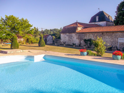Beautiful XVII century Chartreuse . Fabulous features, Gite, Swimming pool. gardens and enclosed courtyard.