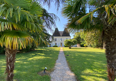 Large mansion house overlooking the Dordogne with guest house and pool with grounds of 1 Hectare. 