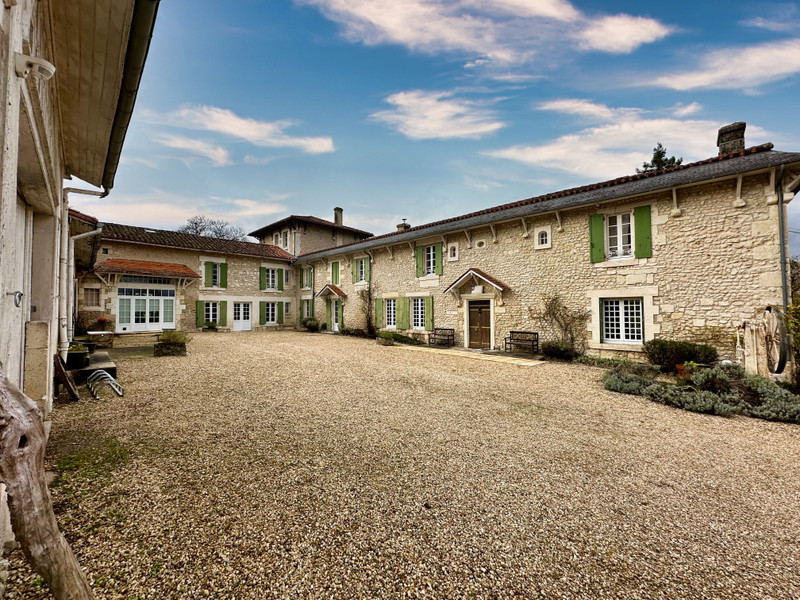 French property for sale in Chalais, Charente - €1,000,050 - photo 3