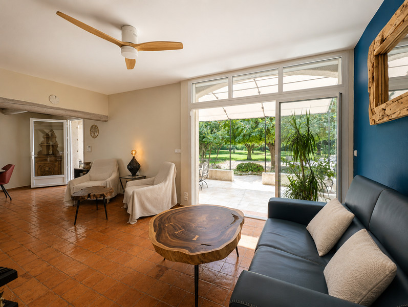 French property for sale in Verquières, Bouches-du-Rhône - €695,000 - photo 2