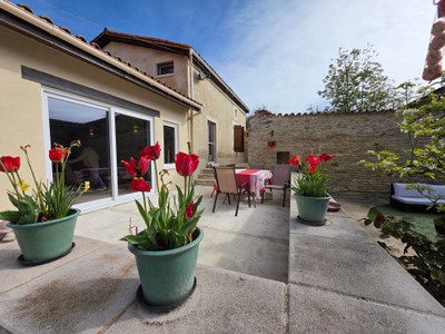 French property for sale in Saint-Fraigne, Charente - €183,000 - photo 1
