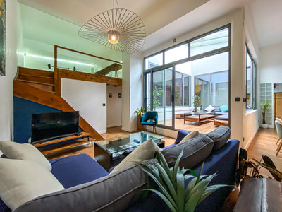 Magnificent Montmartre loft with a large patio at the center and access to a swimming pool.
