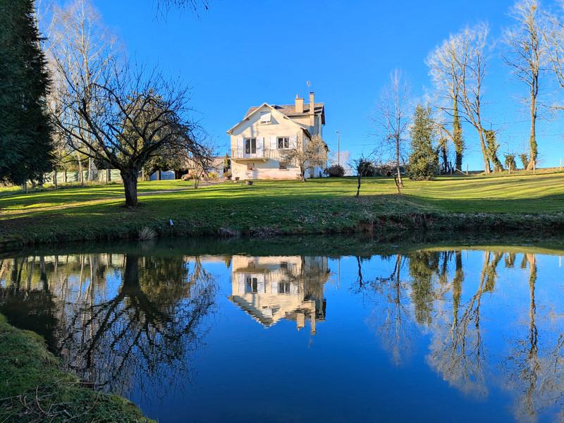 Maison à vendre à Saint-Yrieix-la-Perche, Haute-Vienne - 327.000 € - photo 1