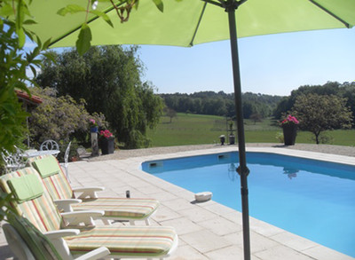 Equestrian property set in 20 hectares with 12 loose boxes, barn and lake near Brantôme