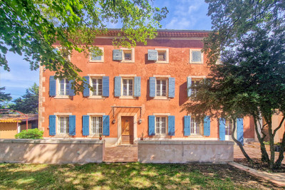 In the heart of the Luberon - Splendid spacious bastide with outbuildings and exceptional views of the mountai