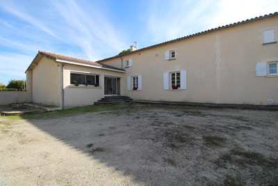 French property for sale in Chives, Charente-Maritime - €245,000 - photo 2