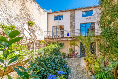 Magnificent Maison de Maître in the heart of a village near Olonzac with a pool, garage, and garden.