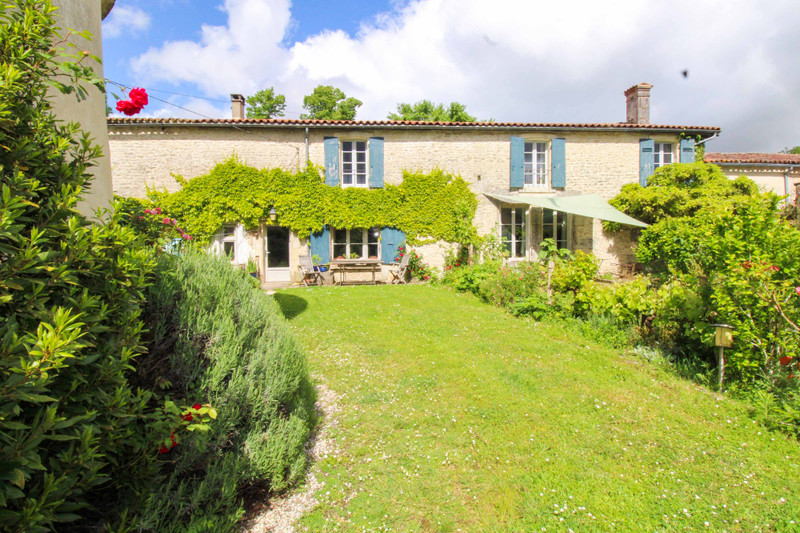 Maison à vendre à Mazeray, Charente-Maritime - 374.995 € - photo 1