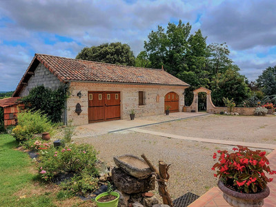 Charming Residence: Period Beams, Cathedral Living Room, Wooded Park, Outbuildings, and Modern Comfort