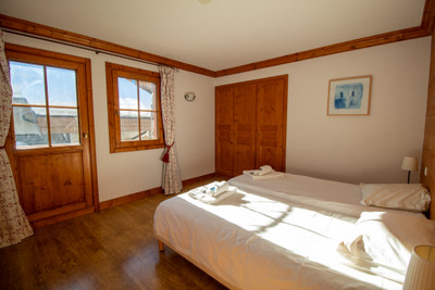 10 bedroom, attractive chalet close to the centre of this Courchevel village, ski pistes, bars & restaurants. 
