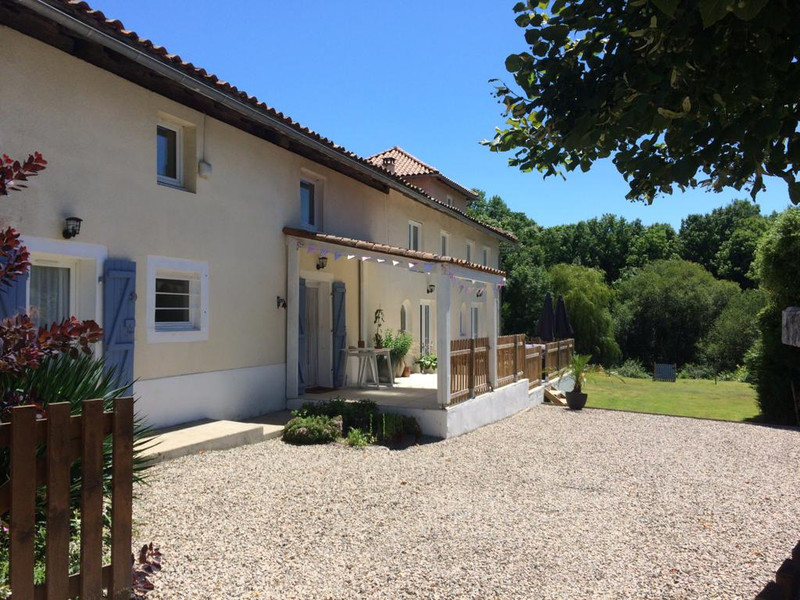 Maison à vendre à Mazerolles, Charente - 495 000 € - photo 1