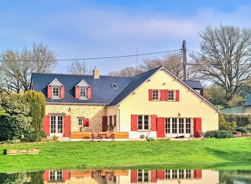 Maison à vendre à Sainte-Gemmes-le-Robert, Mayenne - 461.750 € - photo 1