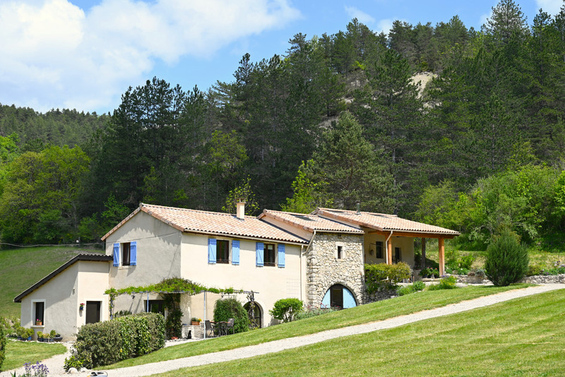 French property for sale in Luc-en-Diois, Drôme - &#8364;835,000 - photo 2