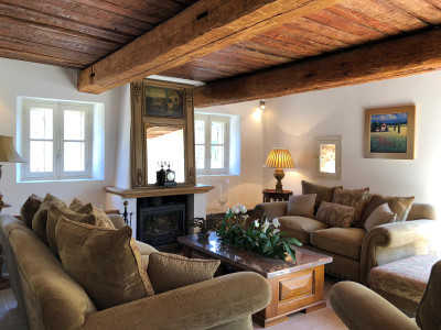 Superbe mas provençal en pierre, 8 chambres. Piscine. Maison d'amis. A 5 minutes d'un beau village.   