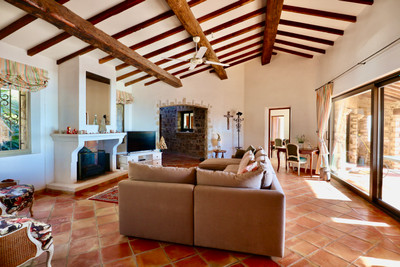 Grand villa with spectacular views overseeing Golf de Cavalaire, 5 bedrooms, infinity pool, wine cellar