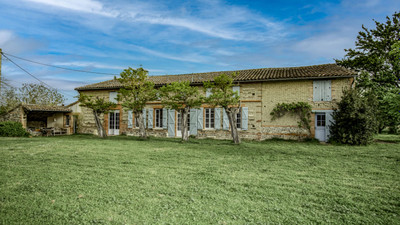 Renovated former Toulouse farmhouse, 295 m² of living space, 8,500 m² of land, swimming pool. 30 km south of T